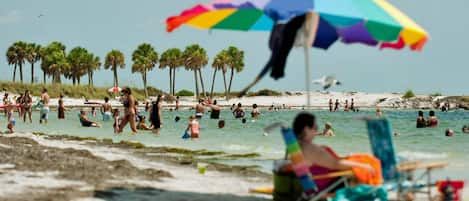 Nära stranden, solstolar och strandhanddukar