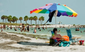 Nær stranden, solsenger og strandhåndklær