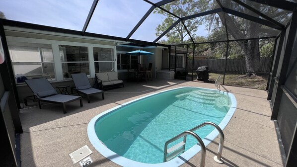 Utendørsbasseng og et oppvarmet basseng