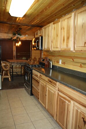 Fridge, microwave, oven, stovetop - New Rustic Cabin In Historic Downtown Cotter & The White River (Cotter)