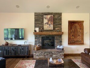 Smart TV, fireplace, DVD player, ping pong