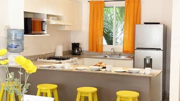 Geladeira, micro-ondas, fogão, cooktop