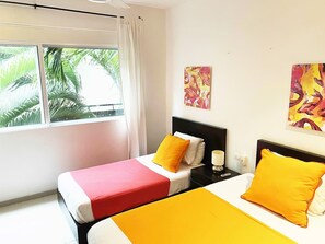 2 slaapkamers, een strijkplank/strijkijzer, reisbedje, gratis wifi