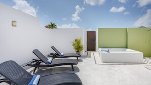 A rooftop terrace with three lounge chairs, a small potted plant, and a white bathtub. - Walk to Beach, Private rooftop, Pool, Parking, M3 (Playa del Carmen)