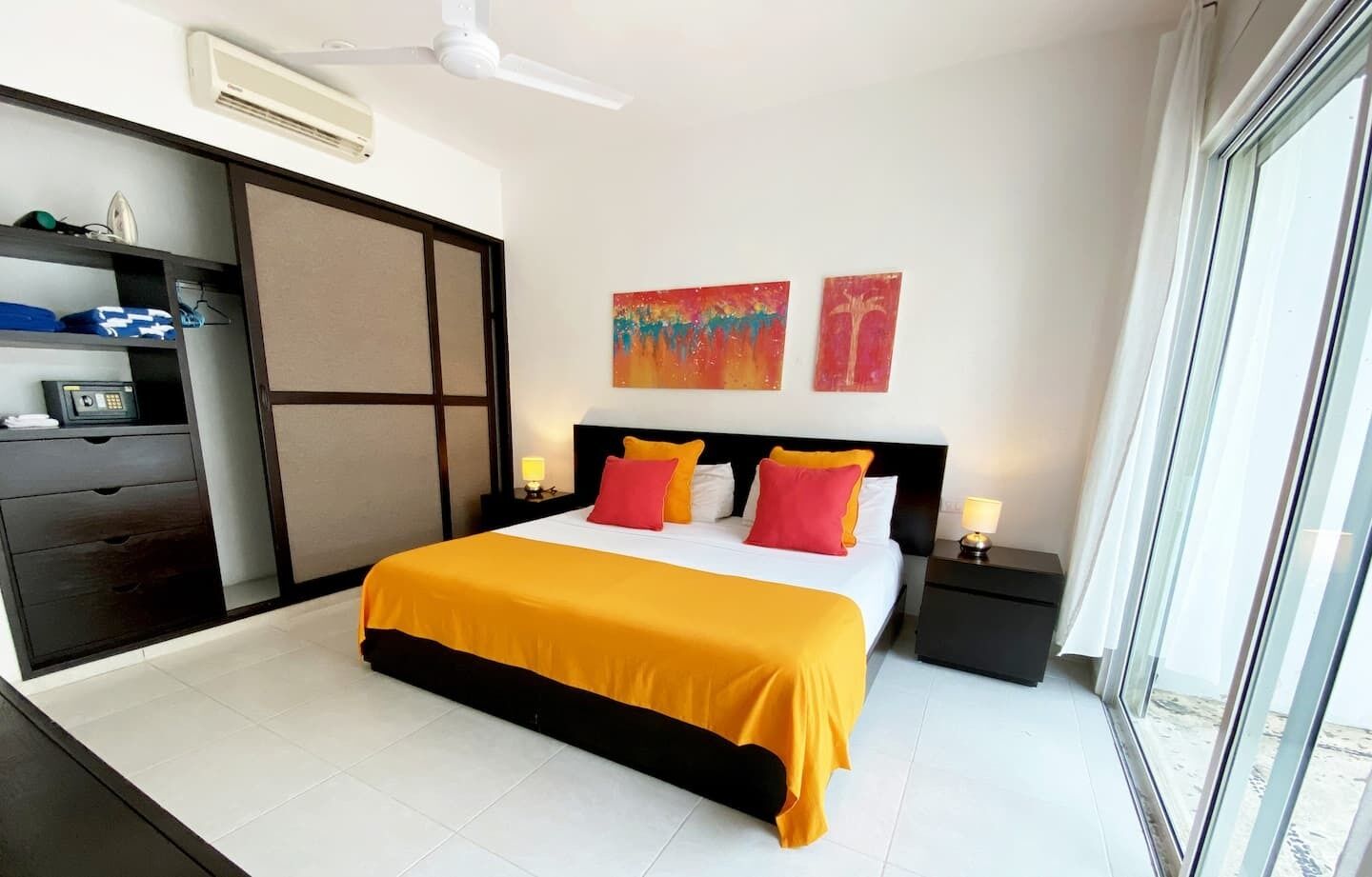Une chambre d’hôtel comprenant un lit, des tables de chevet, un bureau et une armoire.