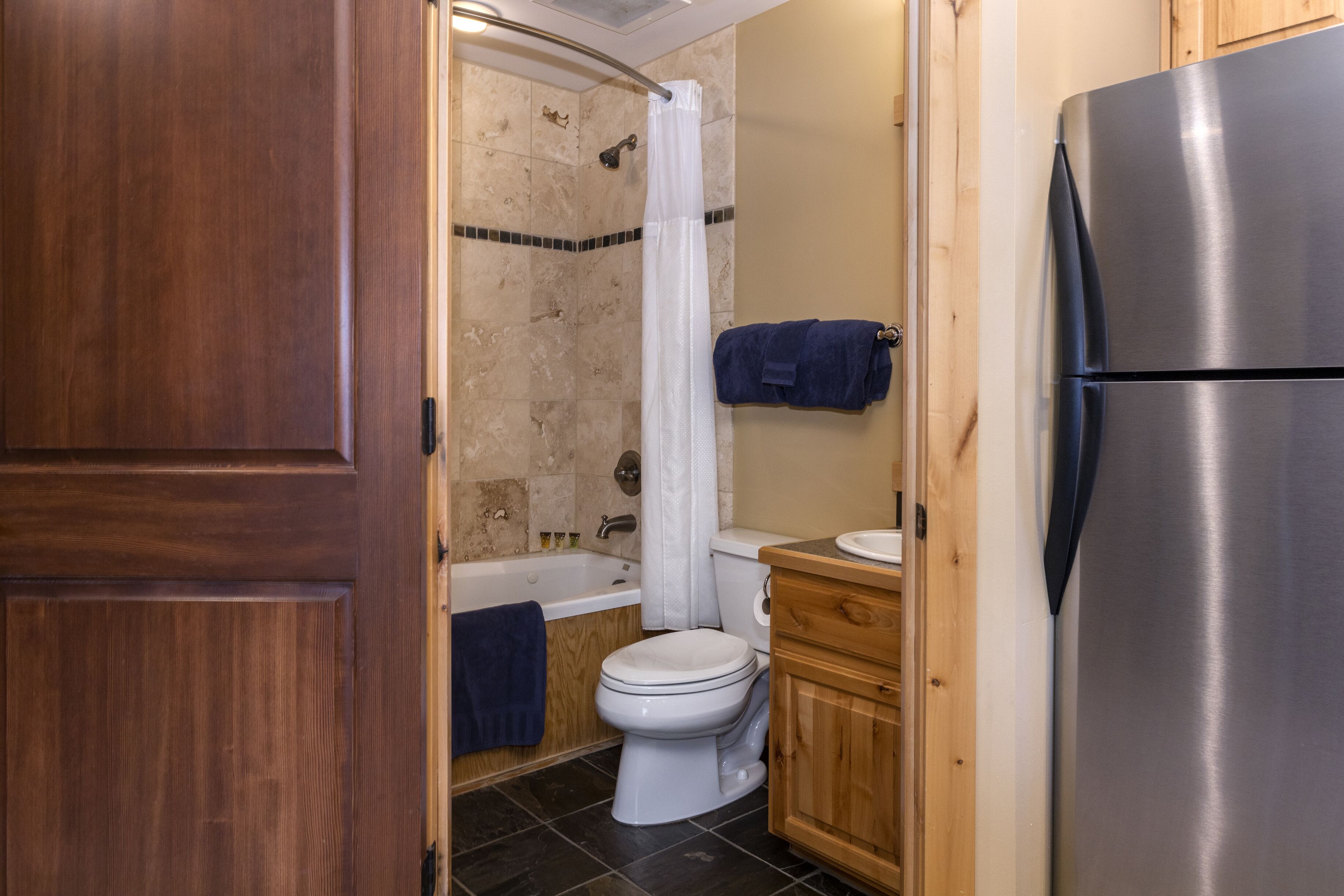 Combined shower/tub, jetted tub, hair dryer, towels