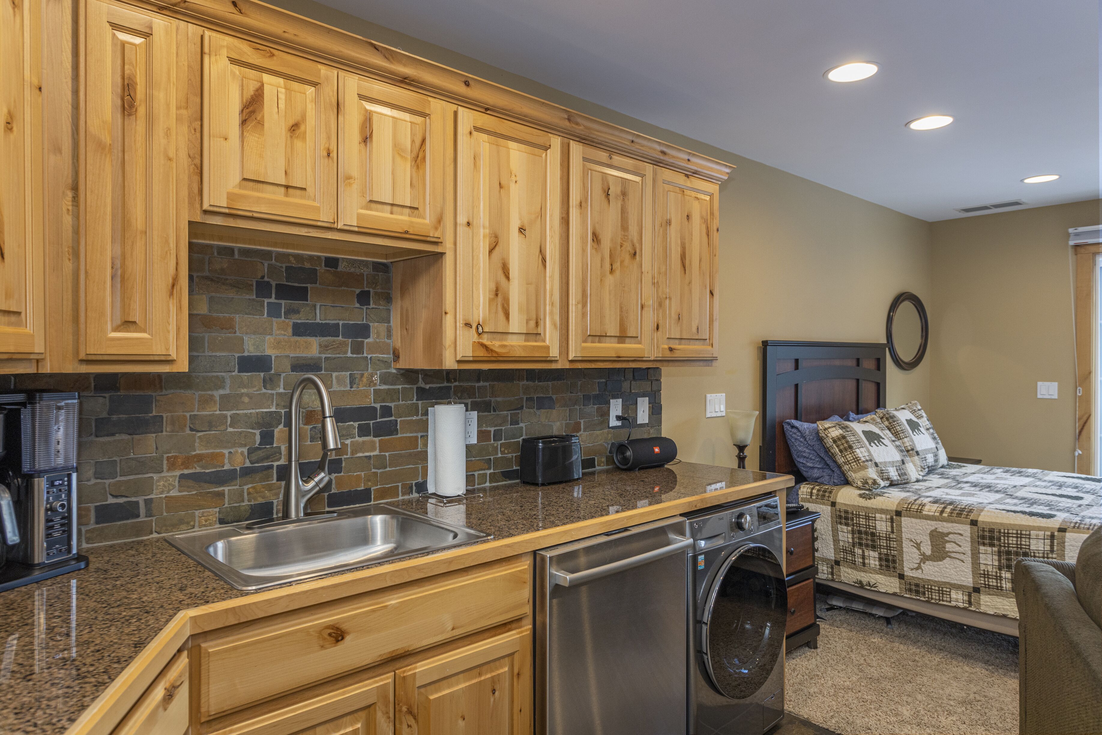 Combined shower/bathtub, jetted bath, hair dryer, towels