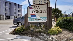 Een bord voor Sea Colony met een afbeelding van een zeilboot.