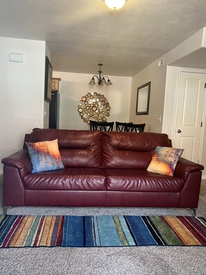 Smart TV - GREAT SUMMER RATES! Book Now! Sleeps 6-7!  Pool & jacuzzi!  (Moab)