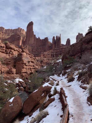 Exterior - GREAT SUMMER RATES! Book Now! Sleeps 6-7!  Pool & jacuzzi!  (Moab)