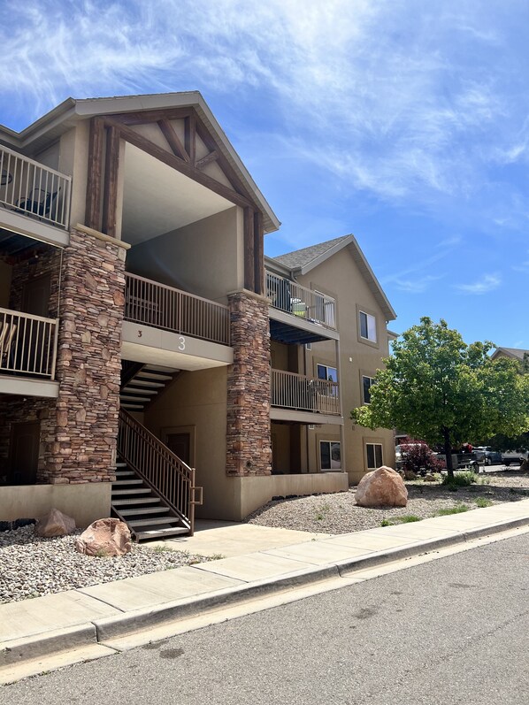 Exterior - GREAT SUMMER RATES! Book Now! Sleeps 6-7!  Pool & jacuzzi!  (Moab)