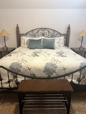 3 bedrooms, iron/ironing board, free WiFi, bed sheets - GREAT SUMMER RATES! Book Now! Sleeps 6-7!  Pool & jacuzzi!  (Moab)