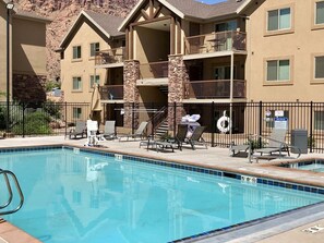 Outdoor pool - GREAT SUMMER RATES! Book Now! Sleeps 6-7!  Pool & jacuzzi!  (Moab)