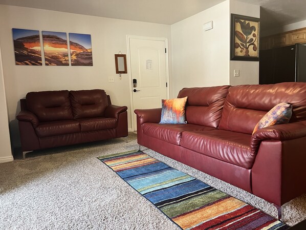Smart TV - GREAT SUMMER RATES! Book Now! Sleeps 6-7!  Pool & jacuzzi!  (Moab)