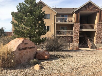 GREAT SUMMER RATES! Book Now! Sleeps 6-7!  Pool & jacuzzi! 