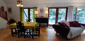 Interior - Parksville Errington Hobos Pond Getaway-Pet friendly Barbecue Laundry AC Parking (Errington)