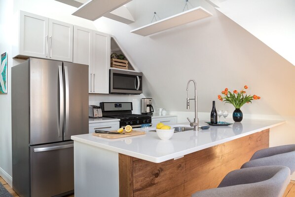 Microondas, horno, placa de cocina y lavavajillas