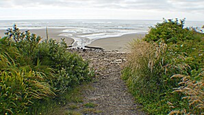 A coastal path leading to a beach with a rocky shoreline and overcast sky. - Starr Creek - Ocean and Creek right outside! (Yachats)