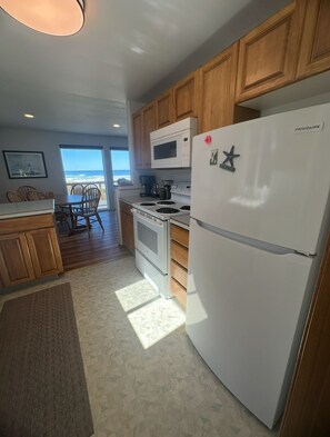 Jääkaappi, mikroaaltouuni, astianpesukone, kahvin-/teenkeitin