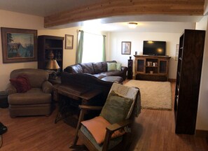 Een televisie, een open haard, een dvd-speler en een stereo