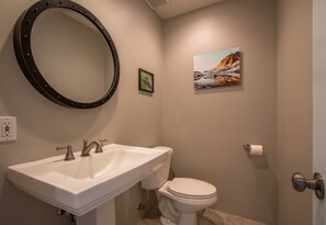 Shower, jetted bath, hair dryer, towels