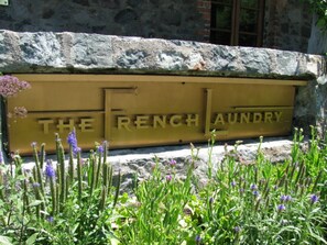 Un muro de piedra con un letrero que dice 'THE FRENCH LAUNDRY'.