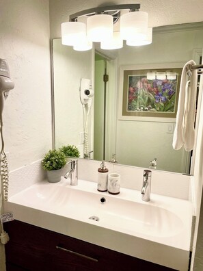 Shower - Canyon Lodge CHAMONIX Condo. Minutes Walk From Lifts. (Mammoth Lakes)