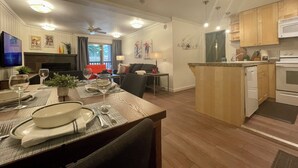 Una cocina moderna con armarios de madera, lavavajillas integrado y microondas.