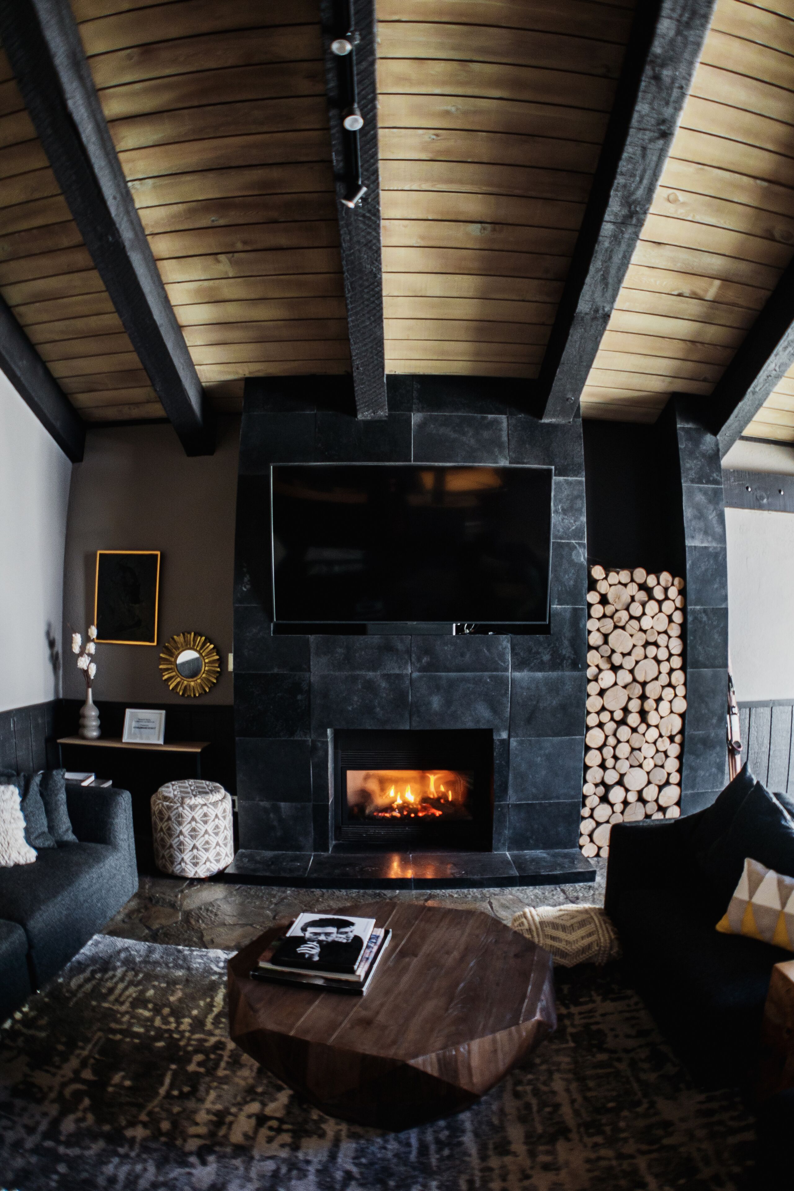 تلفزيون بشاشة مسطحة، مدفأة، برامج وأفلام نتفليكس، كرة قدم الطاولة