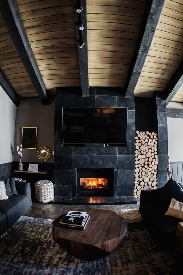 Televisión de pantalla plana, chimenea, Netflix y futbolito 