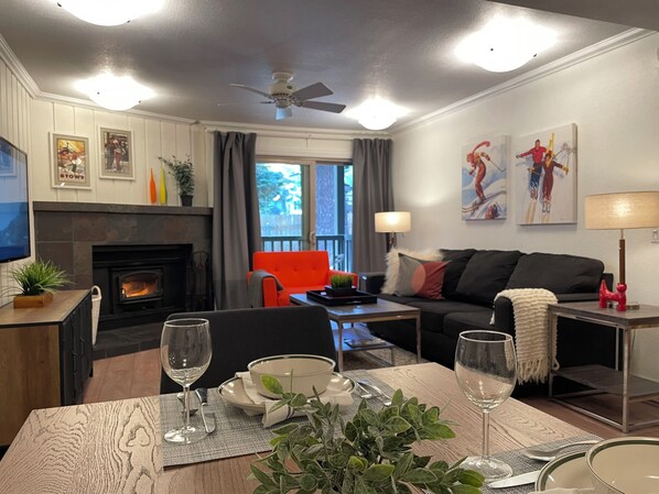 Fladskærms-tv, pejs, Netflix, bordfodbold