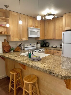 Microondas, lavavajillas, cafetera y tetera y tostadora 