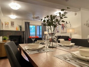 Dining - Canyon Lodge CHAMONIX Condo. Minutes Walk From Lifts. (Mammoth Lakes)