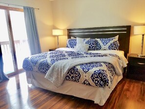 5 bedrooms, iron/ironing board, free WiFi, bed sheets - 5000sqft Mountain View Pool Hot Tub Sauna Firepit Games Multiple LARGE Deck (East Stroudsburg)