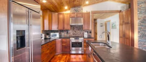 Private kitchen | Fridge, microwave, oven, stovetop