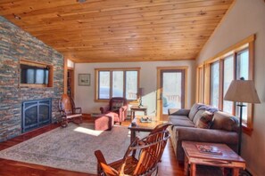 Smart-TV, peis, bordtennis og bøker