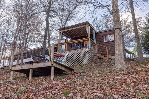 Little Moon Lakefront Cabin with Dock & Firepit