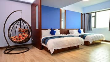 Deluxe vierpersoonskamer, 1 slaapkamer | Een bureau, verduisterende gordijnen, gratis wifi