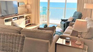 Smart-TV, DVD-spiller, fotballspill og bordtennis