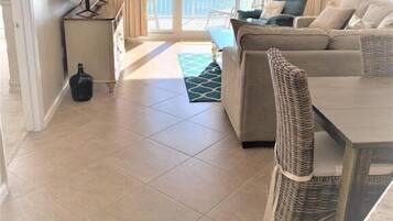 Smart-TV, DVD-spiller, fotballspill og bordtennis