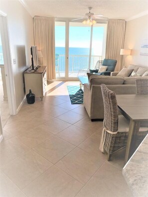 Smart-tv, een dvd-speler, tafelvoetbal en een tafeltennistafel