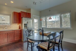 Dining - Surfsup - Downtown, River View, A/C, Stay for a Month! Great Rates! (Hood River)