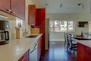 Réfrigérateur, four à micro-ondes, un four, surface de cuisson
