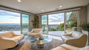 Smart-TV, Kamin, Videospiele, DVD-Player