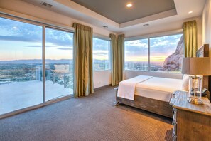 9 Schlafzimmer, Schreibtisch, Bügeleisen/Bügelbrett, Reisekinderbett
