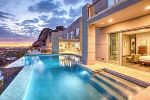 Un hôtel moderne doté d’une piscine, d’un balcon et offrant une vue sur le paysage urbain.
