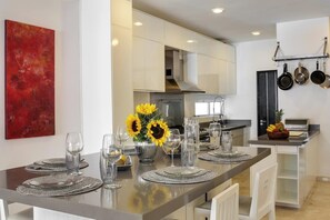 Een koelkast, een magnetron, een oven, een kookplaat