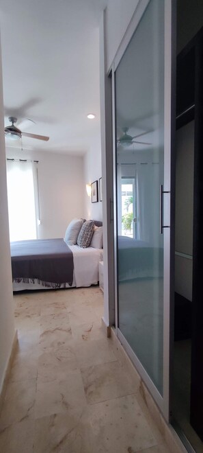 2 bedrooms, in-room safe, iron/ironing board, free WiFi