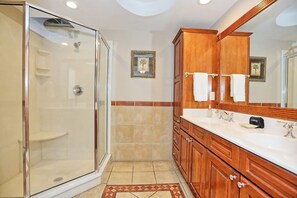Combined shower/bathtub, hair dryer, towels, soap - Beachfront Condo 227 with brand new pool Luxury 2 BR at Beachside Colony (Tybee Island)