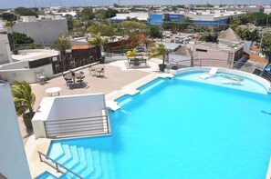 Une piscine sur le toit offrant une vue dégagée sur le paysage urbain environnant, notamment sur un magasin Walmart.